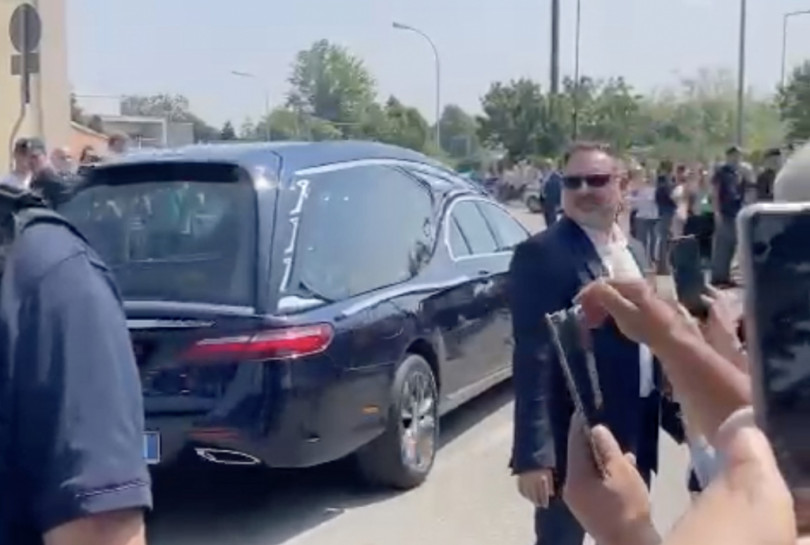 L'arrivo del feretro di Silvio Berlusconi al tempio crematorio di Valenza
